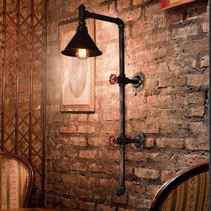 Zidna svjetiljka u industrijskom stilu
