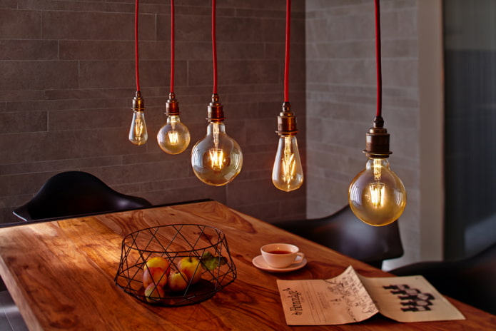 Edisonove svjetiljke iznad stola