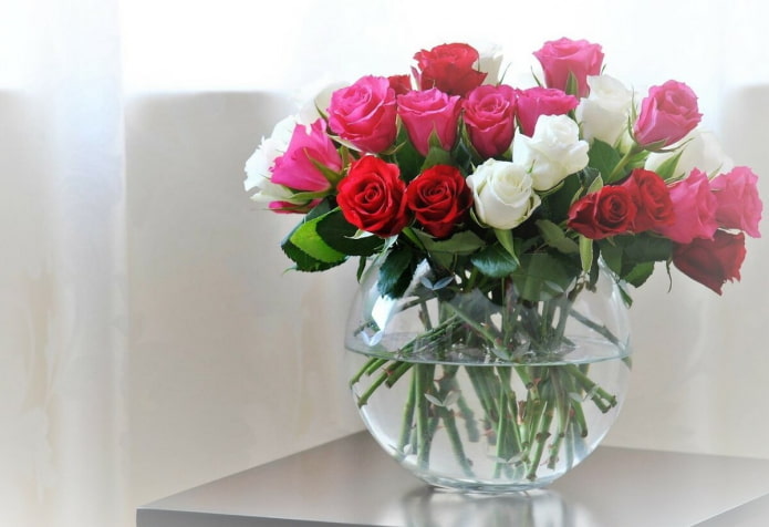 Vaza su gėlėmis