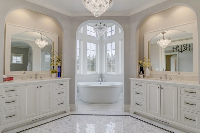 Amerikietiško stiliaus vonios kambarys namuose