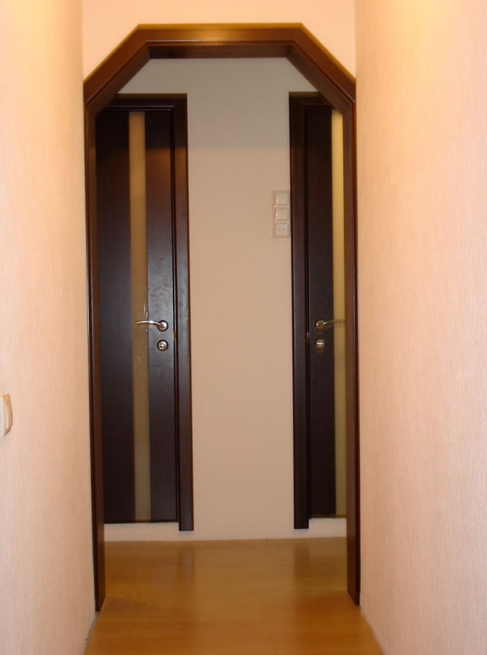 trapéz alakú ív a folyosó belsejében