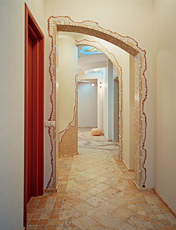 boltív mozaikokkal a folyosó belsejében