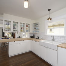 Witte keuken met houten aanrecht: 60 moderne foto's en ontwerpopties-17