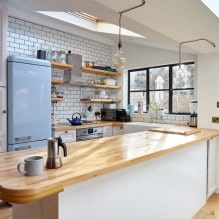 Witte keuken met een houten aanrecht: 60 moderne foto's en ontwerpopties-15