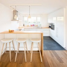 Witte keuken met houten aanrecht: 60 moderne foto's en ontwerpopties-13