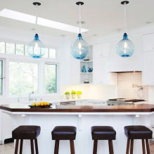 Witte keuken met een houten aanrecht: 60 moderne foto's en ontwerpopties-7