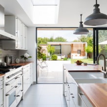 Witte keuken met een houten aanrecht: 60 moderne foto's en ontwerpopties-5