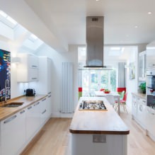Witte keuken met een houten aanrecht: 60 moderne foto's en ontwerpopties-4