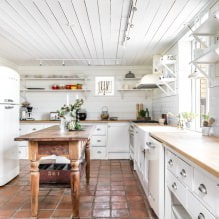 Witte keuken met houten aanrecht: 60 moderne foto's en ontwerpopties-3