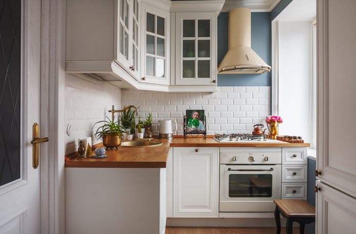 Witte keuken met houten aanrecht: 60 moderne foto's en ontwerpopties