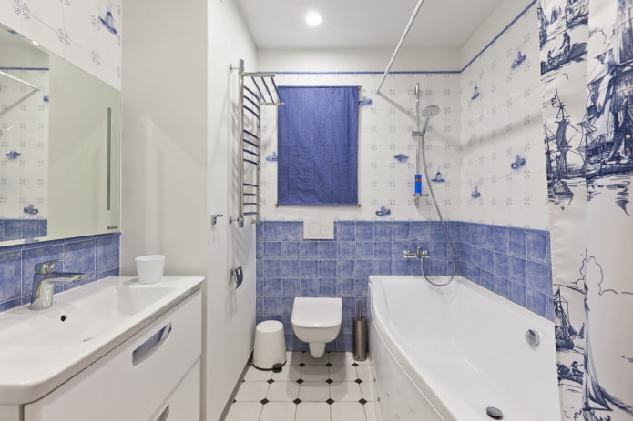 piastrelle bianche e blu nell'interno del bagno