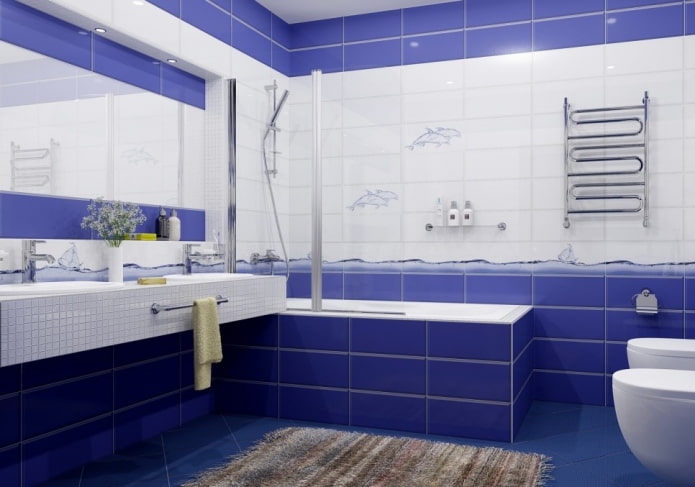 witte en blauwe tegels in het badkamerinterieur