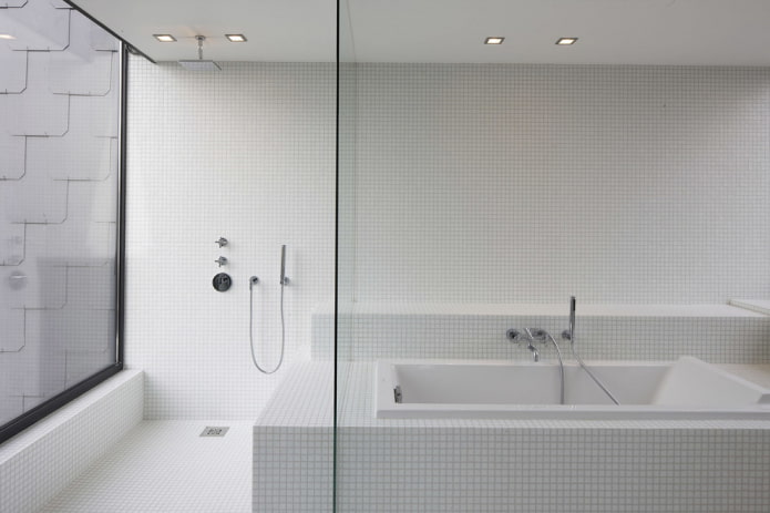 kleine tegels van witte kleur in het interieur van de badkamer