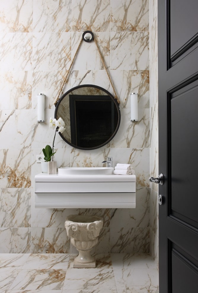 piastrelle di marmo bianco nell'interno del bagno