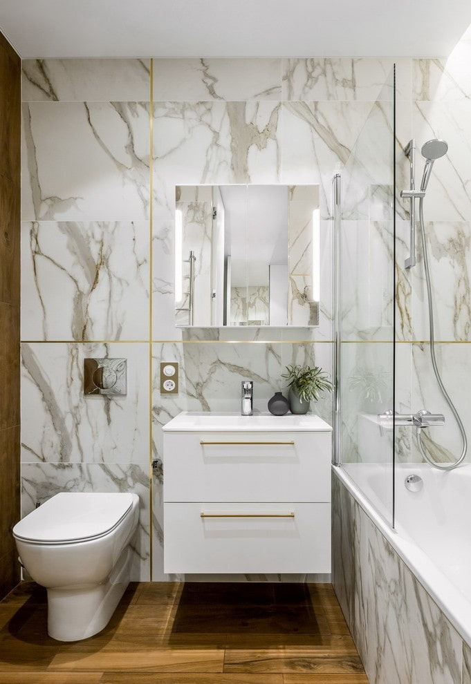 piastrelle di marmo bianco nell'interno del bagno