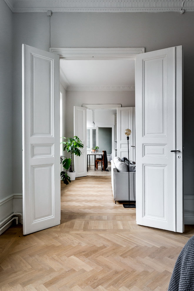 witte houten deuren in het interieur