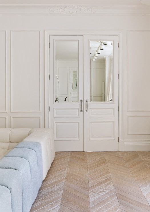 witte deuren met spiegelinzet in het interieur
