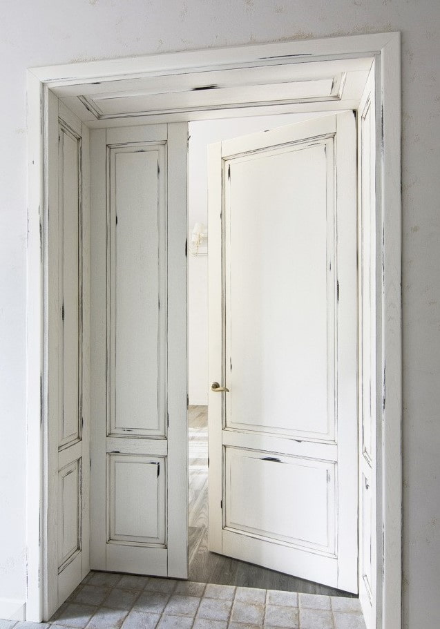 דלתות לבנות עם פטינה בפנים