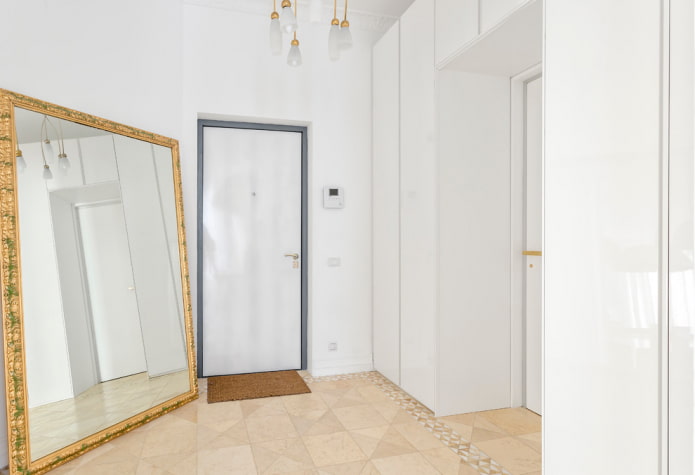 witte deuren met beige vloer in het interieur