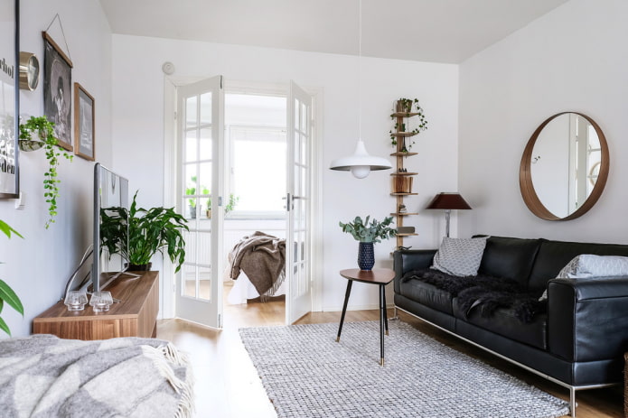 witte deuren in het interieur van de woonkamer