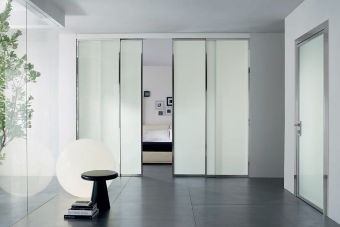 witte deuren in hightech interieur