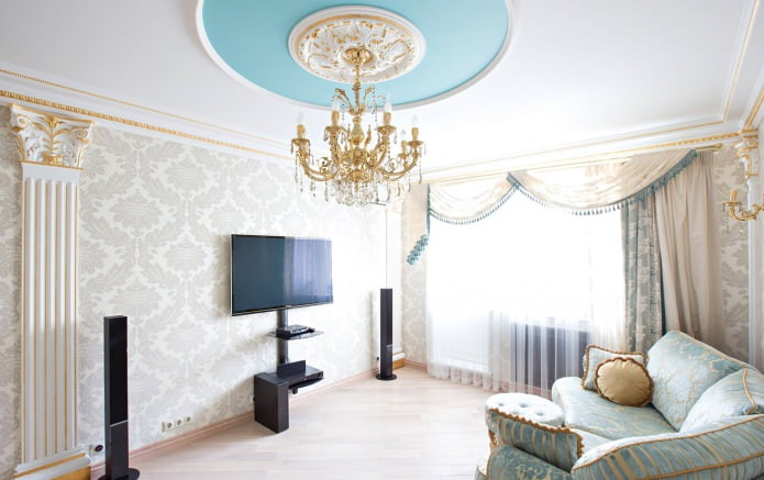Wit behang in het interieur van de woonkamer in een klassieke stijl