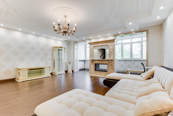 woonkamer in klassieke stijl met wit behang