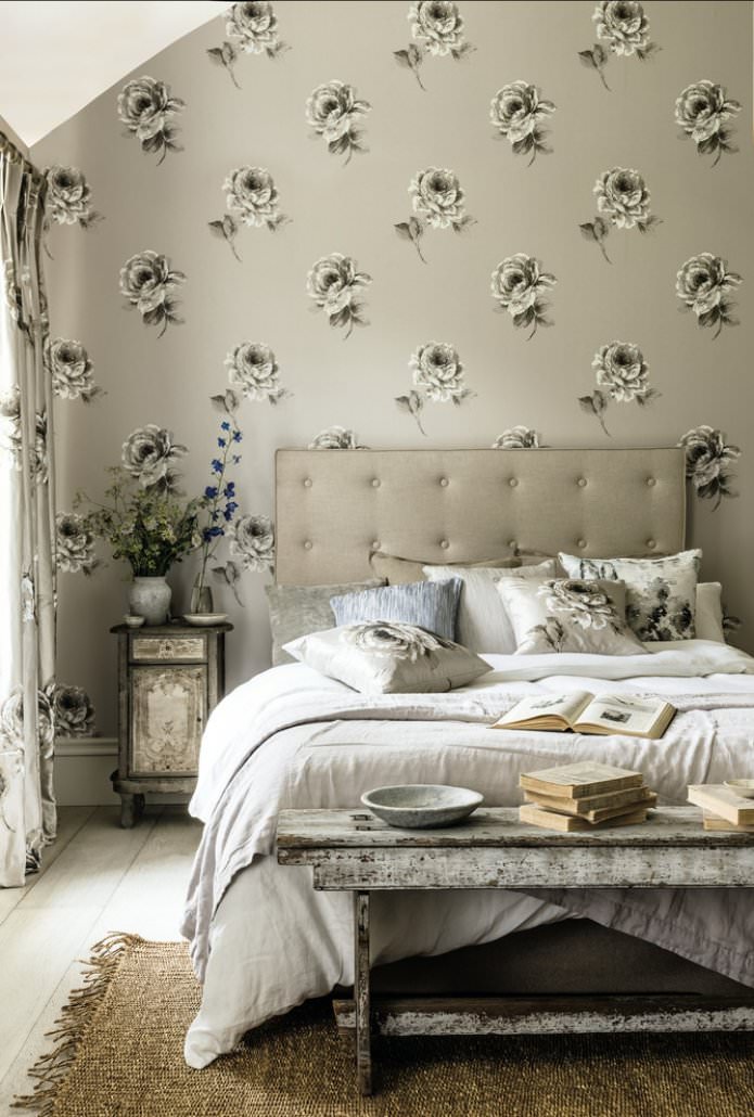 beige behang met bloemen in de slaapkamer