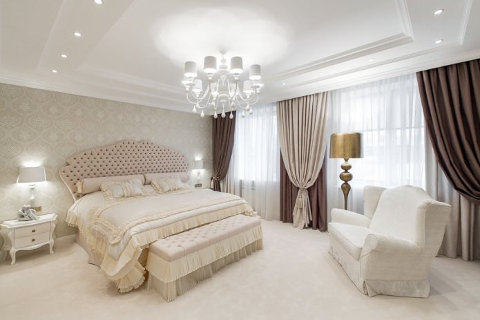 bruine en beige gordijnen met beige behang in het interieur van de slaapkamer
