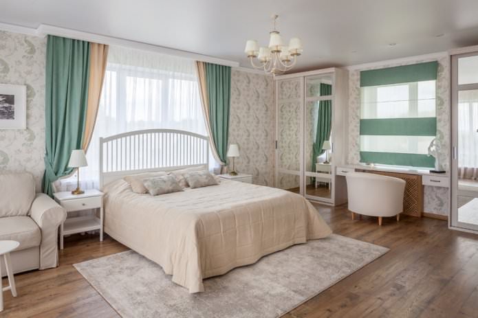 turquoise gordijnen met beige behang in het interieur van de slaapkamer