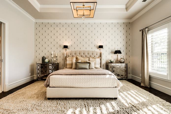 gecombineerd beige behang in de slaapkamer