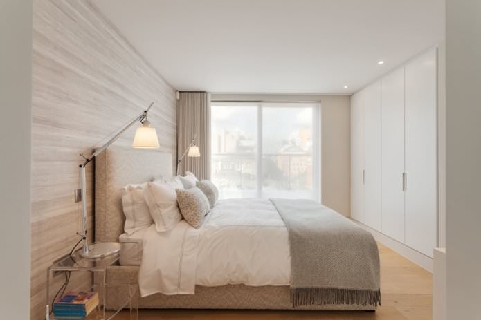 beige behang in een moderne slaapkamer