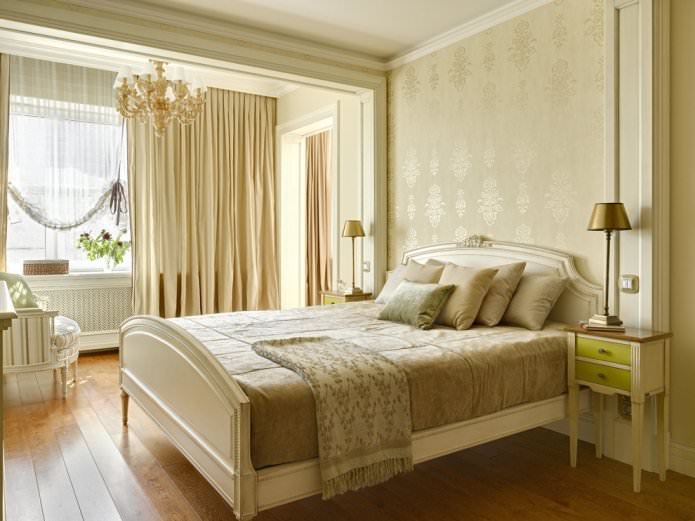 beige behang in een klassieke slaapkamer