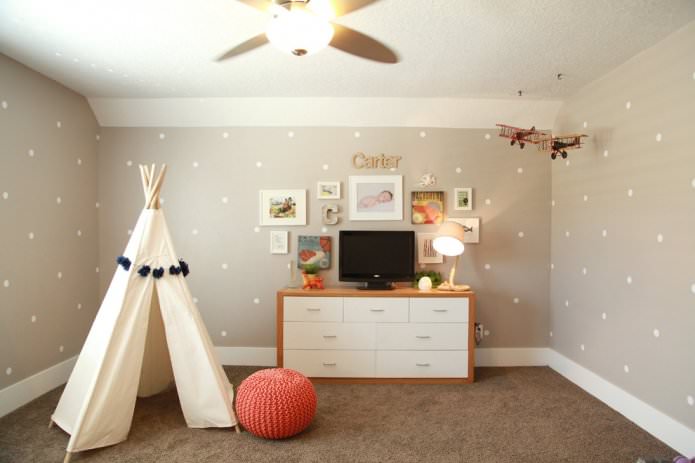 beige behang met stippen in de kinderkamer