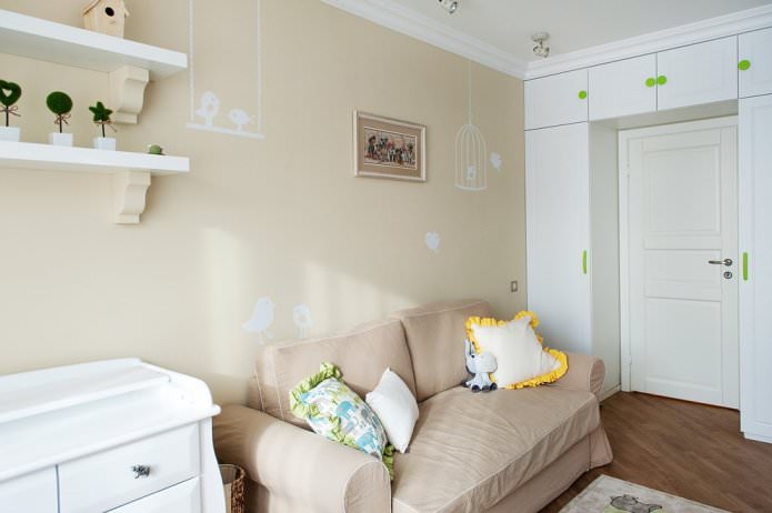 beige behang met een patroon in de kinderkamer