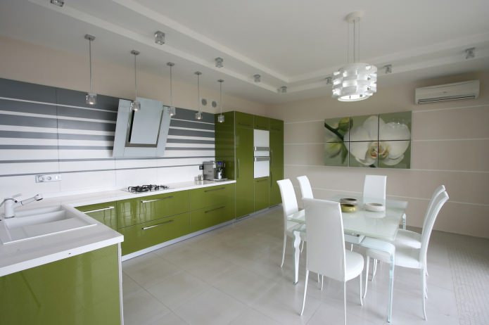 beige behang in de keuken met een groene set