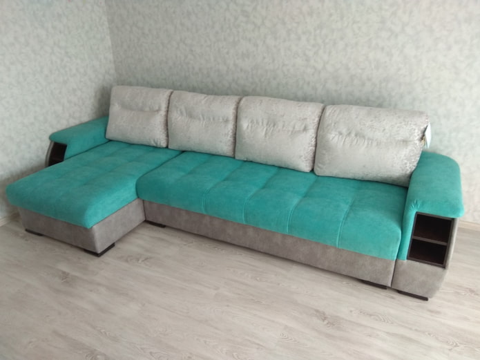 pilkai turkio spalvos sofa interjere