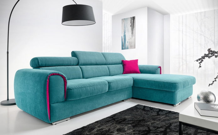 turkio spalvos kampinė sofa interjere