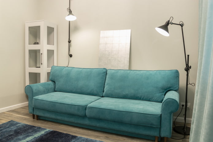 tiesi turkio spalvos sofa interjere