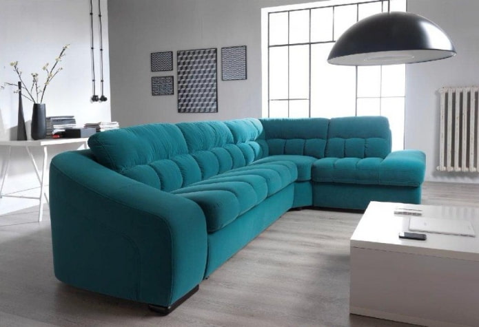 turkio spalvos sofa svetainės interjere