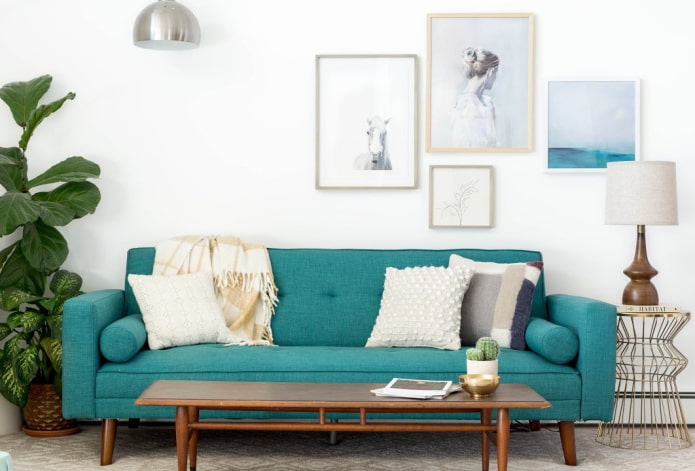 turkio spalvos sofa kartu su pagalvėlėmis