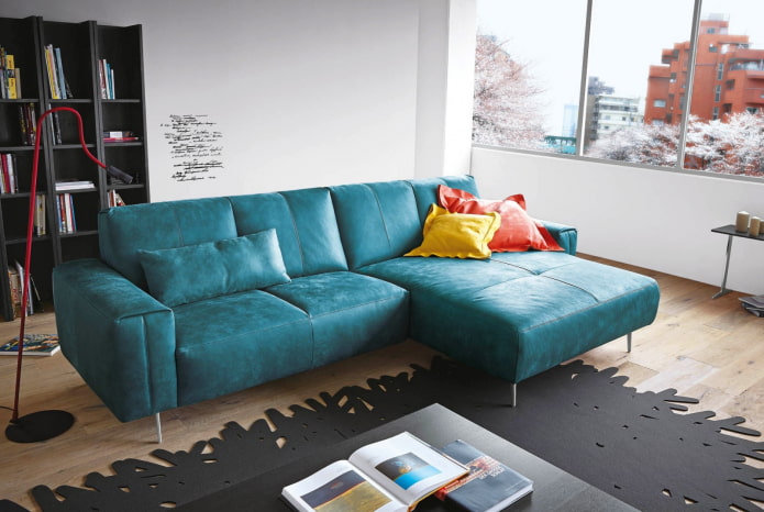 sofa su turkio spalvos odos apmušalais interjere