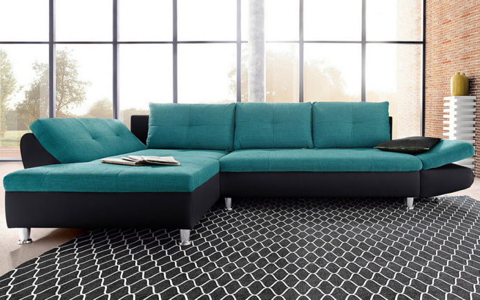 sofa juodos ir turkio spalvos interjere