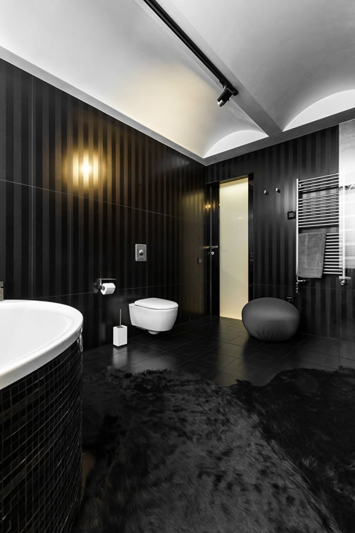 שטיח שחור בחדר האמבטיה