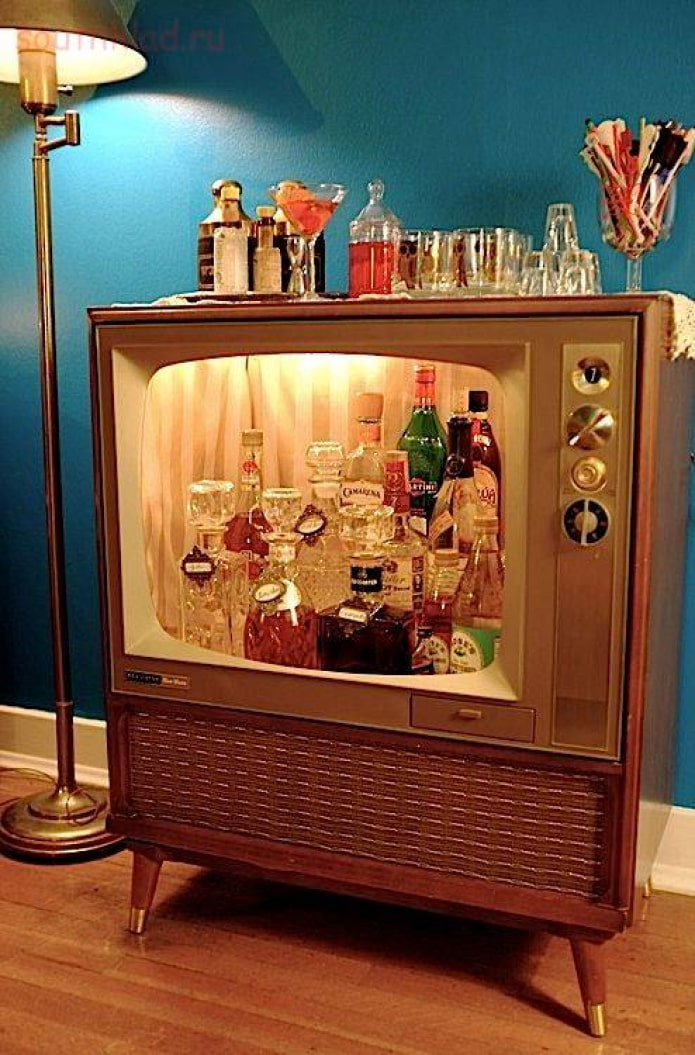 Mini bar sa retro TV -a