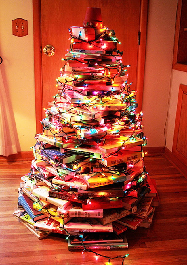 Χριστουγεννιάτικο δέντρο φτιαγμένο από βιβλία με γιρλάντες