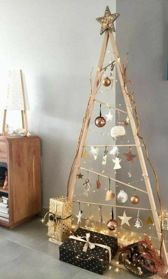 Χριστουγεννιάτικο δέντρο φτιαγμένο από ράγες