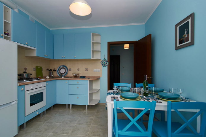 キッチンの内部にある青い壁