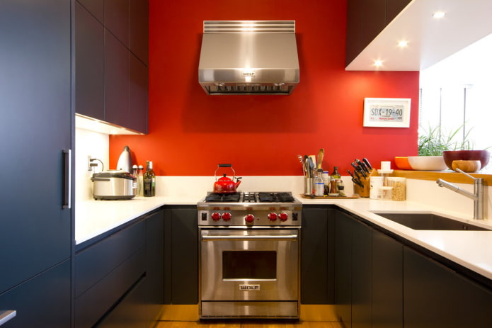 קירות אדומים בפנים המטבח