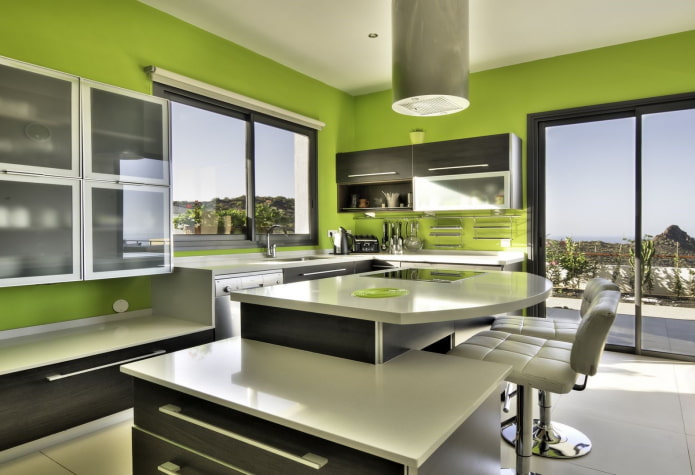קירות ירוקים בפנים המטבח